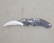 Couteau skull lame Crantée  de 9 cm  