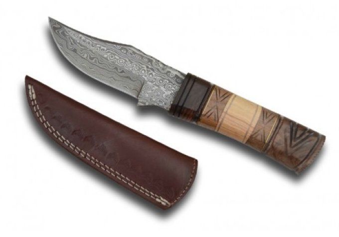Couteau de chasse DAMASCUS  avec son Etui tout Cuir