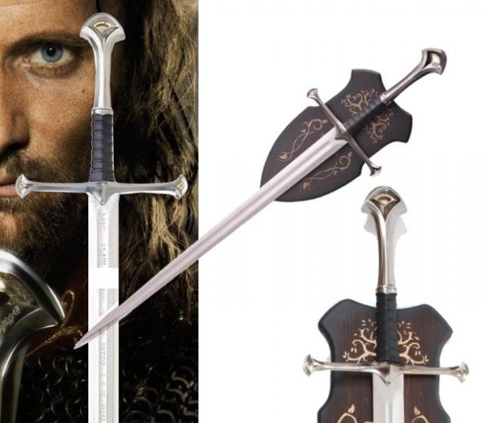 Epée d’ANDURIL avec socle bois