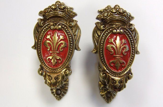 Support Mural Fleur de Lys Rouge