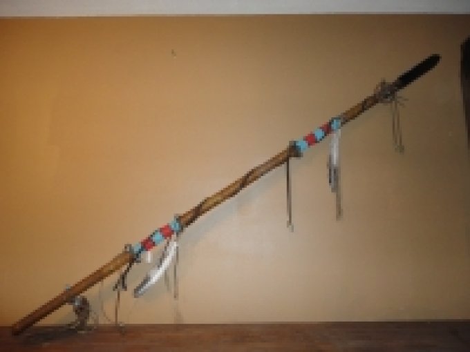 Lance Amérindien recouvert de Rawhide de 165 cm