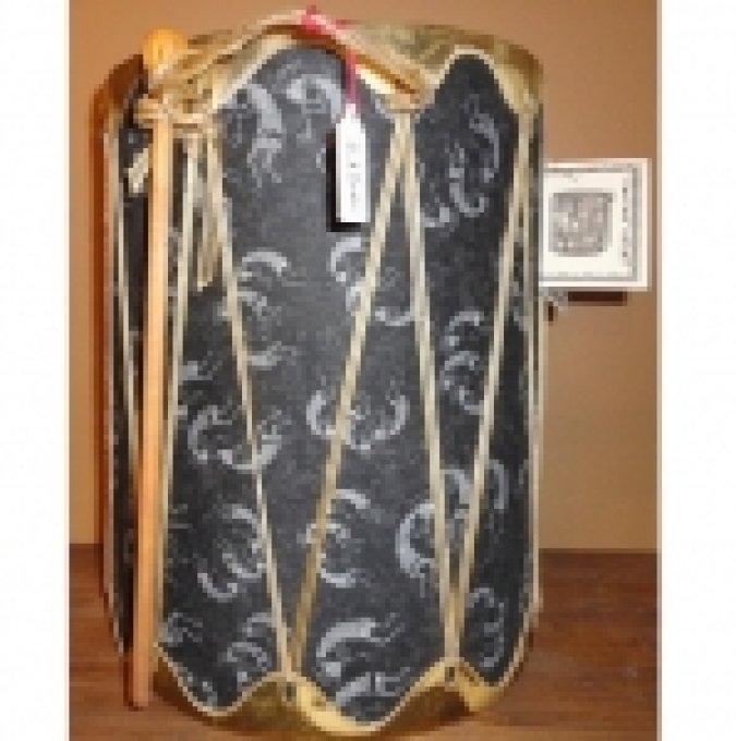 Drum amérindien en Rawhide ( Décor géométrique fond bleu)