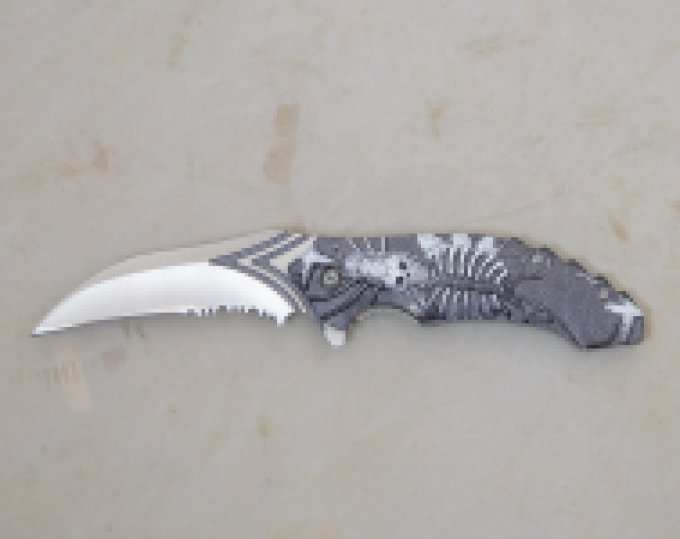 Couteau skull lame Crantée de 9 cm
